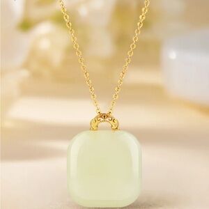 Elegant Gold and Cream Pendant Necklace